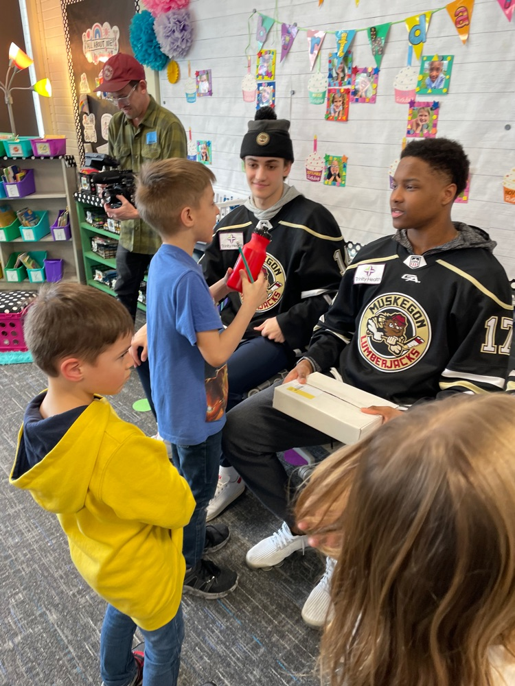 1st graders meeting players