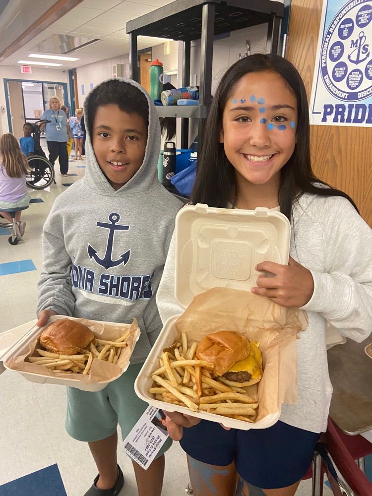 2 students with lunch